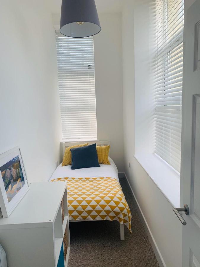 Ferry House Apartment Пемброук Док Екстериор снимка